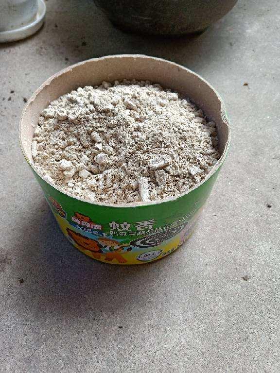 土里撒點(diǎn)蚊香灰，不招蟲、不生病，花長(zhǎng)得旺